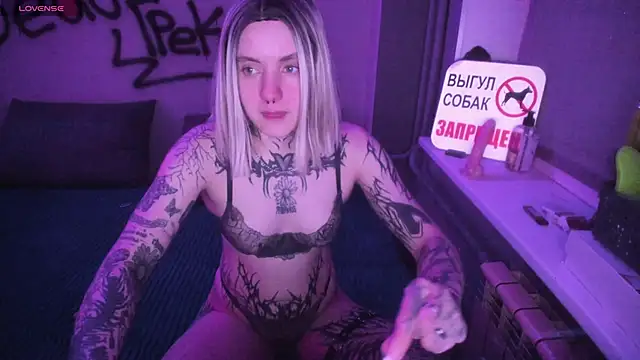 MonikaLowww online show from April 16, 2026, 3:02 pm