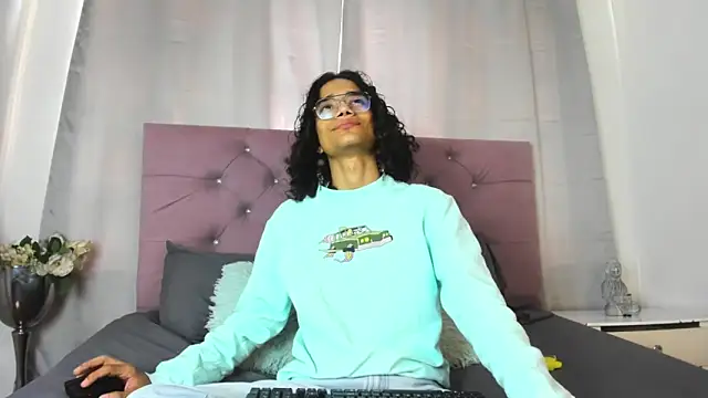 Snapshot of EthanBlackwoodd chatting on October 17, 2025, 7:48 pm EthanBlackwoodd online show from October 17, 2025, 7:48 pm