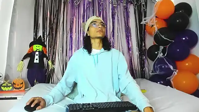 Snapshot of EthanBlackwoodd chatting on October 28, 2025, 7:35 pm EthanBlackwoodd online show from October 28, 2025, 7:35 pm