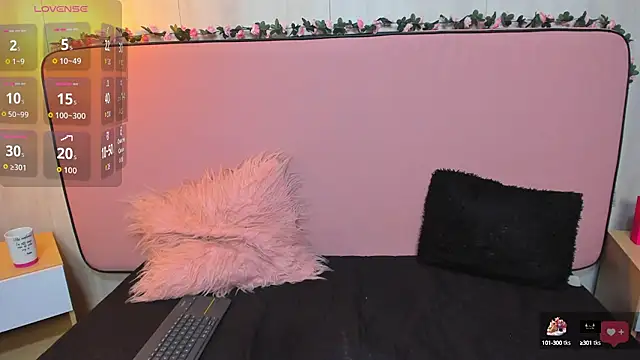 VivianSantana1 online show from September 24, 2025, 12:11 pm