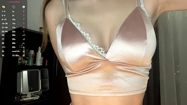 YourLittleElfie online show from September 20, 2025, 3:06 pm