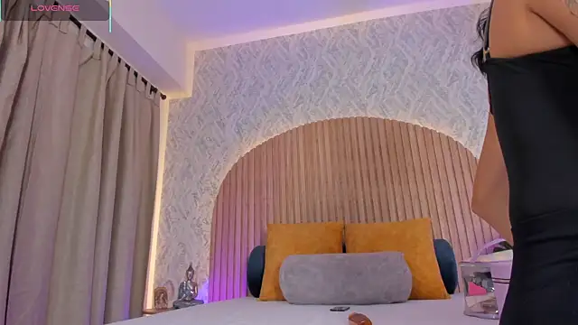 Snapshot of Sophiie_Belle chatting on October 18, 2025, 1:57 pm Sophiie Belle online show from October 18, 2025, 1:57 pm