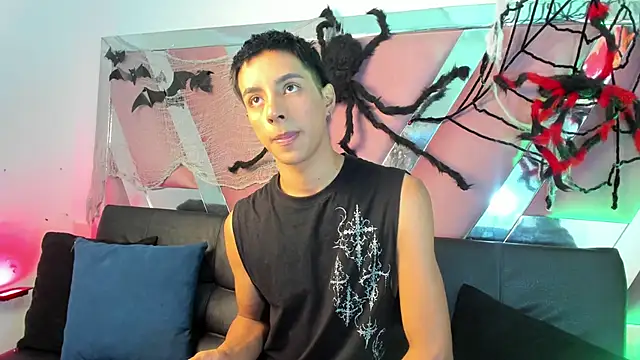 Snapshot of EstivenSallas chatting on October 7, 2025, 8:10 pm EstivenSallas online show from October 7, 2025, 8:10 pm