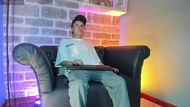 Snapshot of kevinn_blue1 chatting on October 30, 2025, 9:55 pm kevinn blue1 online show from October 30, 2025, 9:55 pm