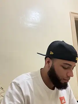 Snapshot of LeoPR00 chatting on October 22, 2025, 5:18 am LeoPR00 online show from October 22, 2025, 5:18 am