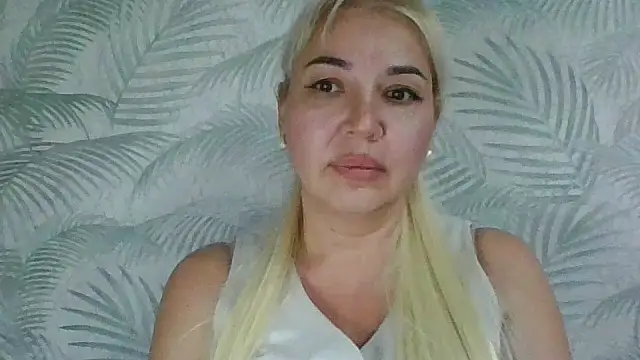 Snapshot of Thirieli chatting on October 14, 2025, 5:57 pm Thirieli online show from October 14, 2025, 5:57 pm