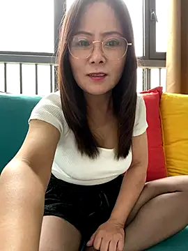 zhengzheng-102 online show from September 18, 2025, 4:26 am