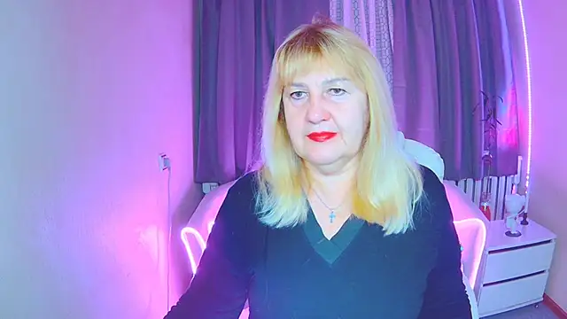 Snapshot of EmmaEllison chatting on November 8, 2025, 7:23 am EmmaEllison online show from November 8, 2025, 7:23 am