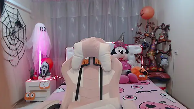 Snapshot of EmmaEllison chatting on November 5, 2025, 7:22 am EmmaEllison online show from November 5, 2025, 7:22 am