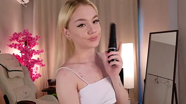 Snapshot of Flirty_lee chatting on October 26, 2025, 2:06 pm Flirty lee online show from October 26, 2025, 2:06 pm