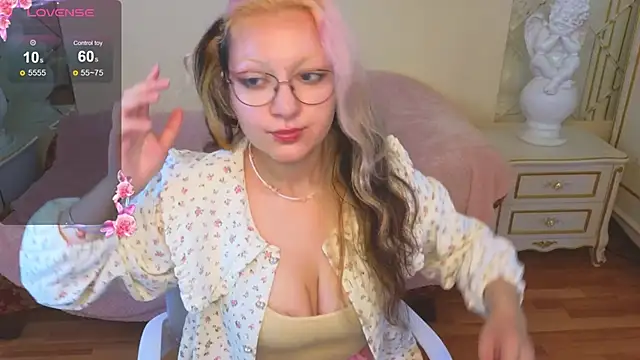 JuicyLullu online show from September 19, 2025, 4:27 am