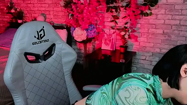 Snapshot of AdeliceLenoir chatting on October 14, 2025, 1:45 pm AdeliceLenoir online show from October 14, 2025, 1:45 pm