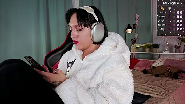 Snapshot of AdeliceLenoir chatting on October 18, 2025, 6:21 pm AdeliceLenoir online show from October 18, 2025, 6:21 pm