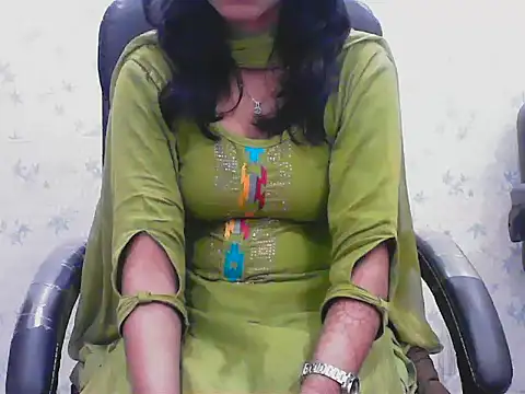 short girl  online show from February 23, 2026, 7:03 pm