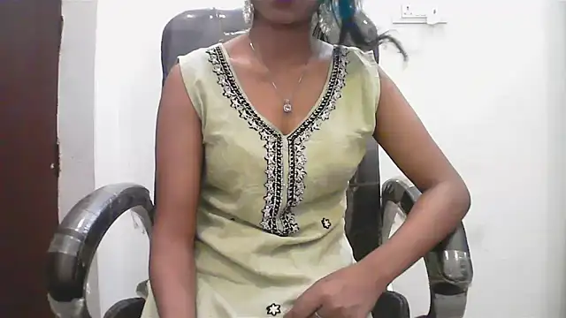 short girl  online show from May 15, 2026, 6:28 pm