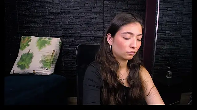 Lizzie Collin online show from October 21, 2025, 2:05 pm