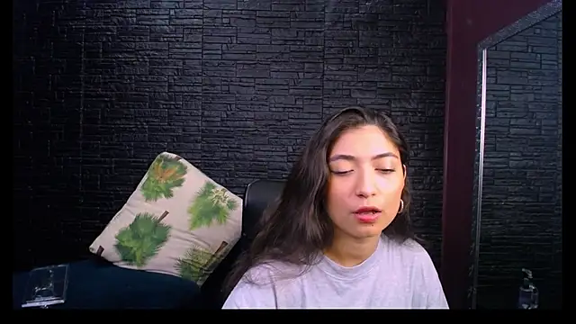 Lizzie Collin online show from October 18, 2025, 1:46 pm