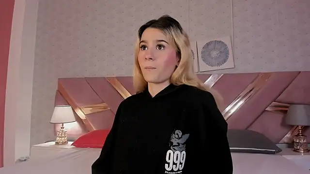 ChloeLaurentt online show from December 3, 2025, 12:59 pm