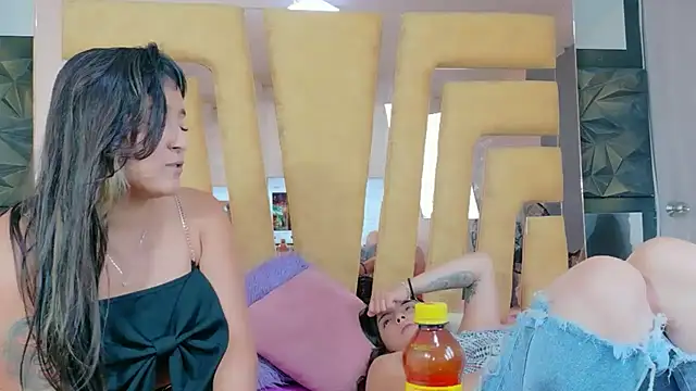 Snapshot of CailinANDrouse chatting on November 3, 2025, 12:31 pm CailinANDrouse online show from November 3, 2025, 12:31 pm