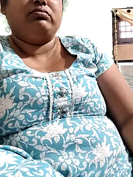 Snapshot of Mmm143 chatting on July 6, 2026, 11:06 am Mmm143 online show from July 6, 2026, 11:06 am
