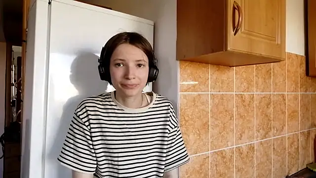 MiaLoises online show from September 17, 2025, 8:27 am