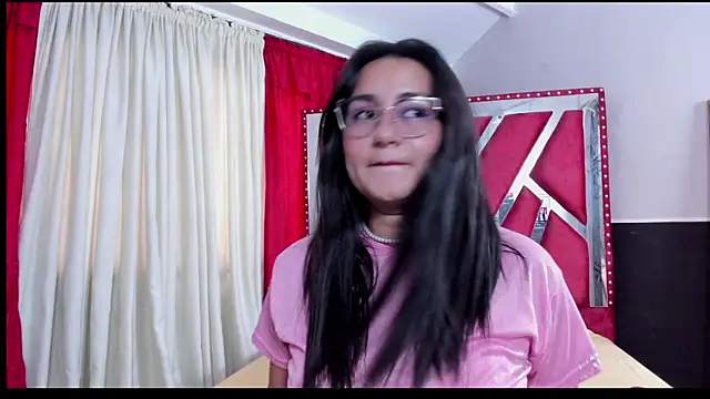 Snapshot of Luna021_1 chatting on September 17, 2025, 7:38 pm Luna021 1 online show from September 17, 2025, 7:38 pm