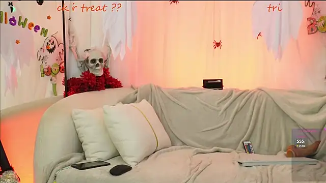 Snapshot of SUM___ chatting on October 7, 2025, 10:44 pm SUM online show from October 7, 2025, 10:44 pm