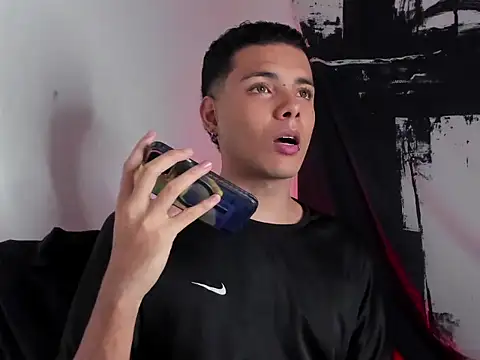 Snapshot of Avaggi chatting on October 20, 2025, 10:32 pm Avaggi online show from October 20, 2025, 10:32 pm