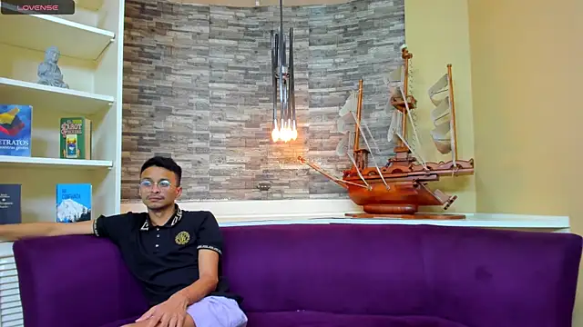 Snapshot of Juicy_Creww chatting on October 9, 2025, 10:16 am Juicy Creww online show from October 9, 2025, 10:16 am