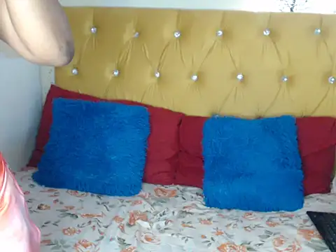 LeehXXY online show from October 17, 2025, 2:19 pm