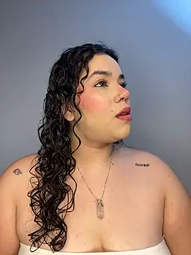 krisstenSantos online show from November 11, 2025, 12:00 pm