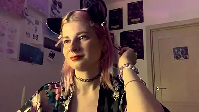 Snapshot of PinkVampire chatting on October 7, 2025, 8:43 pm PinkVampire online show from October 7, 2025, 8:43 pm