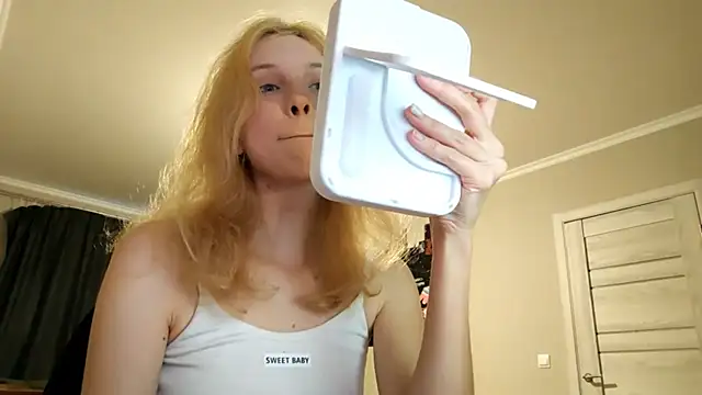 Fafa Fluff online show from October 3, 2025, 3:13 pm