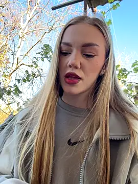 MilaMoone online show from November 3, 2025, 11:25 am