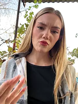 MilaMoone online show from November 5, 2025, 9:56 am