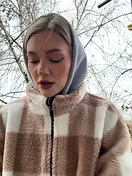 MilaMoone online show from December 1, 2025, 11:33 am