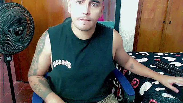 Snapshot of Damian222_ chatting on September 19, 2025, 6:34 pm Damian222 online show from September 19, 2025, 6:34 pm