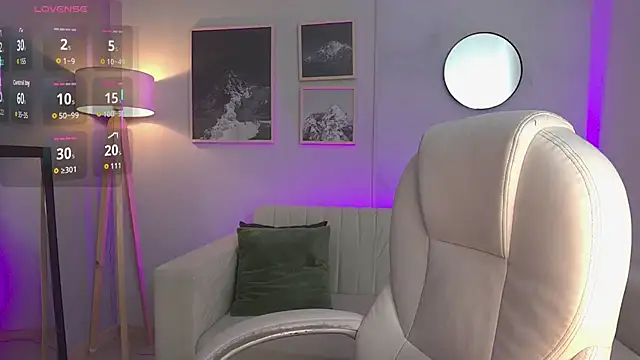 Snapshot of Tiffany_Low chatting on October 23, 2025, 1:54 pm Tiffany Low online show from October 23, 2025, 1:54 pm