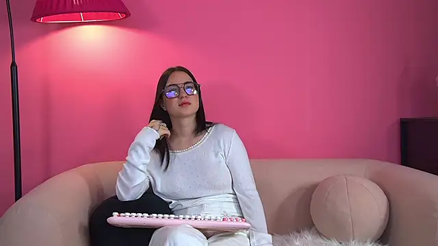 AnneAvery online show from October 4, 2025, 6:26 am