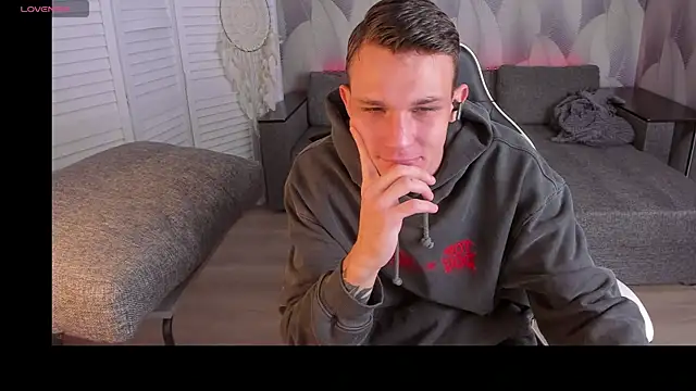 AdamGold01 online show from November 4, 2025, 7:39 pm