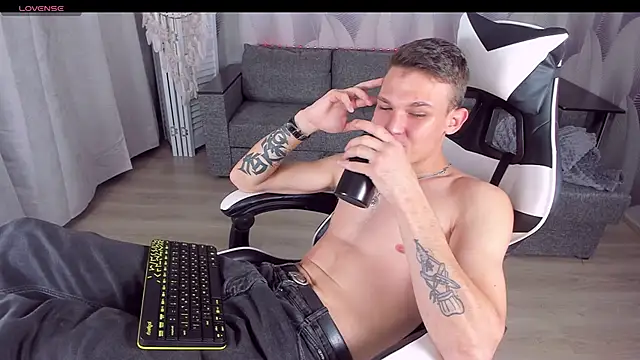 AdamGold01 online show from October 26, 2025, 3:34 pm