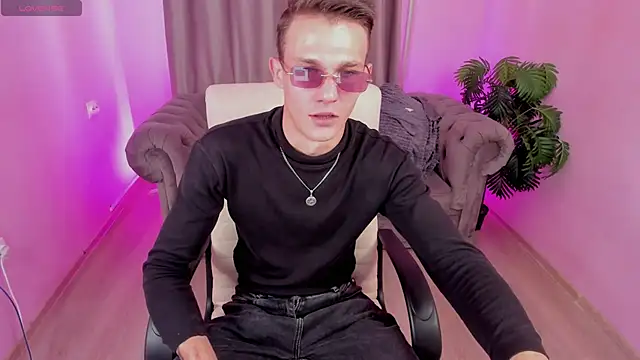 AdamGold01 online show from September 28, 2025, 1:40 pm