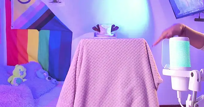 NekoWaifu online show from November 18, 2025, 2:09 pm