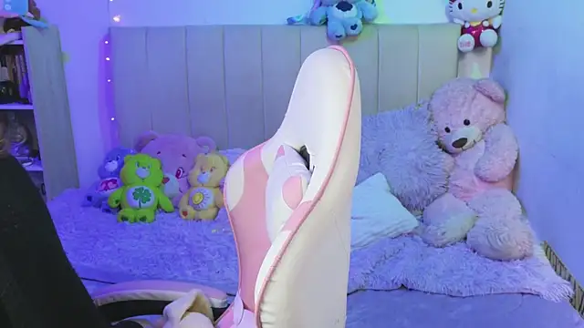 NekoWaifu online show from June 16, 2026, 3:01 pm