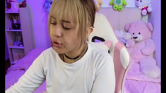 NekoWaifu online show from April 9, 2026, 1:39 pm