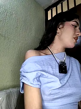 Snapshot of Emily-hottson chatting on October 17, 2025, 5:00 am Emily-hottson online show from October 17, 2025, 5:00 am