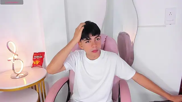 Snapshot of Peter_chase chatting on October 1, 2025, 6:12 pm Peter chase online show from October 1, 2025, 6:12 pm