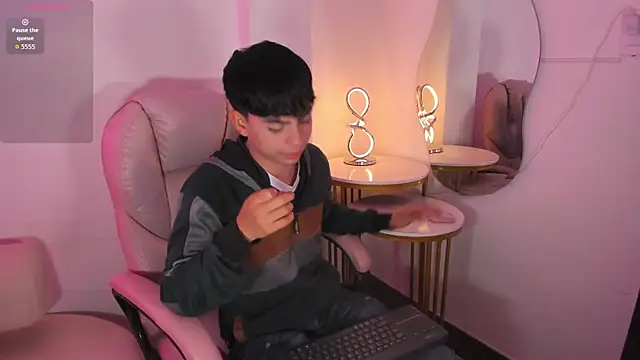 Snapshot of Peter_chase chatting on September 21, 2025, 6:24 pm Peter chase online show from September 21, 2025, 6:24 pm