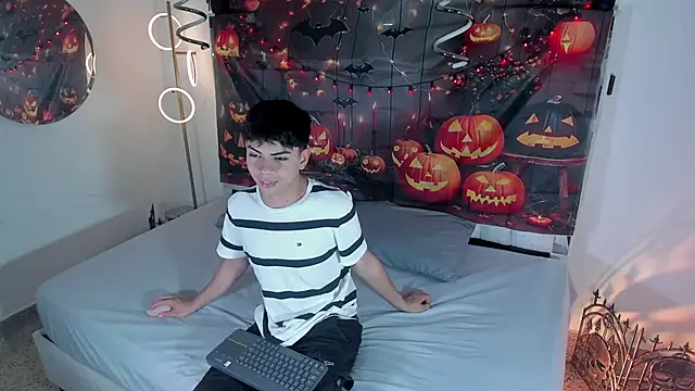 Snapshot of Peter_chase chatting on October 8, 2025, 11:49 pm Peter chase online show from October 8, 2025, 11:49 pm