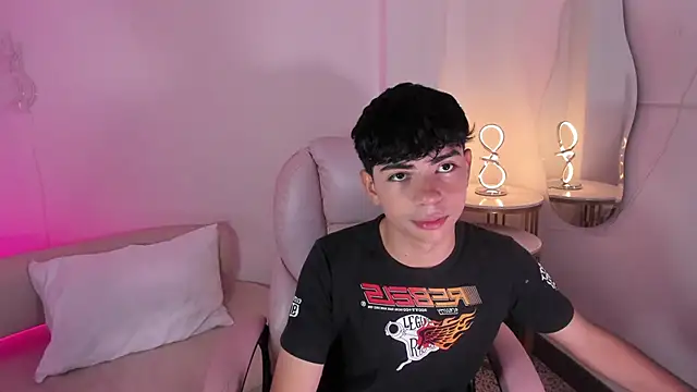 Snapshot of Peter_chase chatting on September 25, 2025, 7:31 pm Peter chase online show from September 25, 2025, 7:31 pm